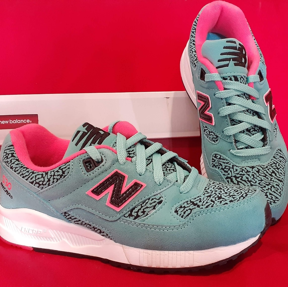 Tennis shoes